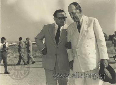 Ο βιομήχανος Πρόδρομος Αθανασιάδης-Μποδοσάκης και o Γρηγόρης Κασιμάτης σε αεροδρόμιο.