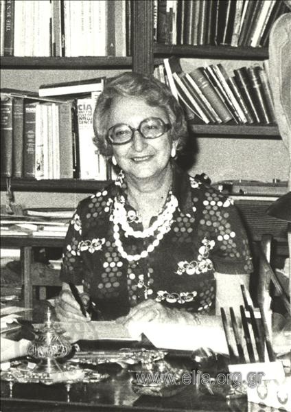 Η Ελένη Βλάχου στο γραφείο της.