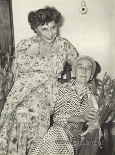 Η ελληνίστρια συγγραφέας Edith Hamilton με την τραγωδό Blanche Yurka στο υπερωκειάνειο Βασίλισσα Φρειδερίκη.