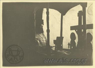 Ιερέας δίπλα σε επιτάφιο σε ναό του Λιβαδοχωρίου (Sakafsα).