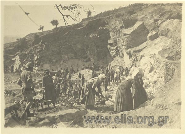 The construction of a railway line at Vaskoy with the contribution of the residents, under the instructions of French troops.