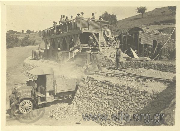 Κατασκευή σιδηροδρομικού δικτύου στο Βάσκιοϊ με τησυνδρομή των κατοίκων της περιοχής, υπό την επίβλεψη γαλλικών στρατευμάτων.