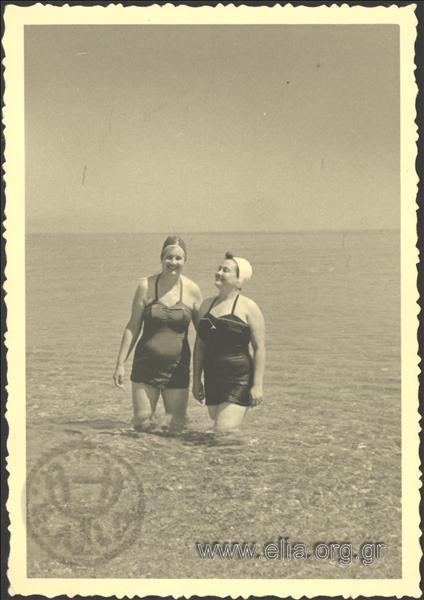 Δύο γυναίκες στη θάλασσα.