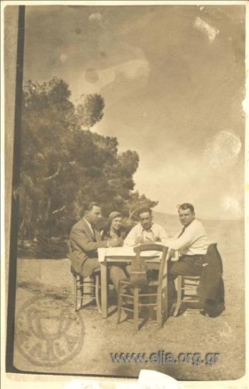 Συντροφιά σε τραπέζι.