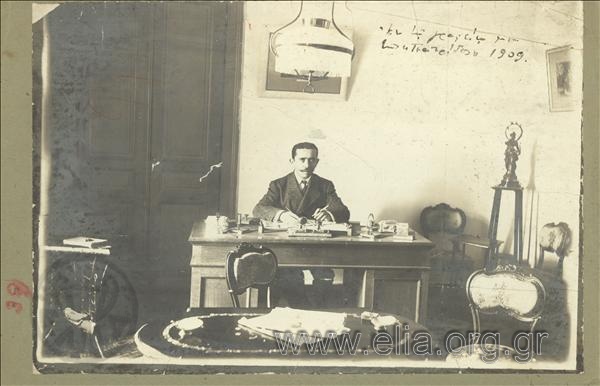 Ο Σπυρίδων Σίμος στο γραφείο του στην εφημερίδα 