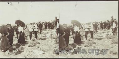 Ο διάδοχος Κωνσταντίνος την αναφορά  σχετικά με τη διεξαγωγή των θερινών στρατιωτικών γυμνασίων, προτού ανακοινώσει την κριτική του. Παρόντες ο πρωθυπουργός, ο υπουργός εξωτερικών και μέλη της βασιλικής οικογένειας.