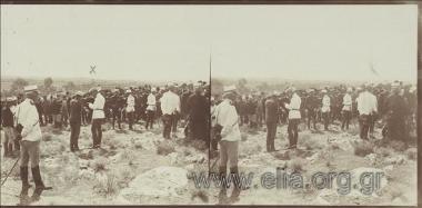 Ο διάδοχος Κωνσταντίνος λαμβάνει αναφορά σχετικά με τη διεξαγωγή των στρατιωτικών γυμνασιών, πριν την ανακοίνωση της κριτικής του.