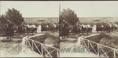 Στρατιωτικό επιτελείο διέρχεται γεφυρα κατά τη διάρκεια θερινών στρατιωτικών γυμνασίων.