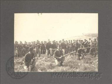 Φοιτητές της Σχολής Ευελπίδων κάνουν ασκήσεις βολής με τα νέα τουφέκια Μάνλιχερ.