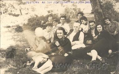 Μέλη και μαθητές της Επαγγελματικής Σχολής Θεάτρου, στη διάρκεια εκδρομής.