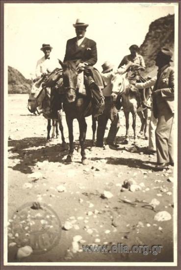 Ο Κώστας  Κοτζιάς σε μετακίνησή του με γαϊδούρι.