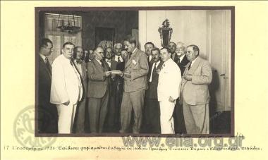 17 Σεπτεμβρίου 1936. Ο Κώστας  Κοτζιάς λαμβάνει το ψήφισμα της εκλογής του ως ισόβιου προέδρου της Ένωσης Δήμων και Κοινοτήτων Ελλάδας.