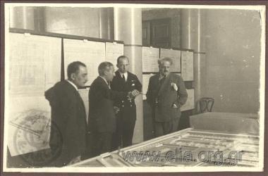 9 Νοεμβρίου 1936.  Ο διάδοχος Παύλος με τον Κωνσταντίνο Κοτζιά εξετάζουν τα προπλάσματα των νέων έργων για την πόλη των Αθηνών.