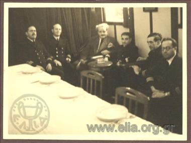 Ο Κώστας Κοτζιάς με άγνωστους άνδρες στην τραπεζαρία του πλοίου 