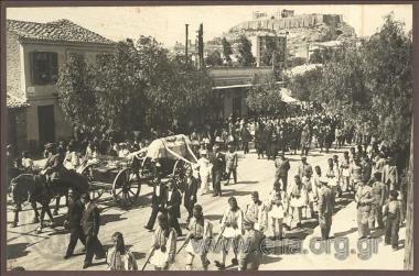 Κηδεία του Αλέξανδρου Παπαναστασίου: ο Κώστας Κοτζιάς στη μεταφορά της σορού.