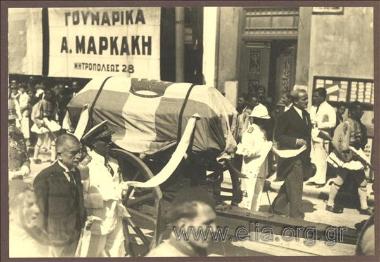 Κηδεία του Αλέξανδρου Παπαναστασίου : Ο Κ. Κοτζιάς στη μεταφορά της σορού.