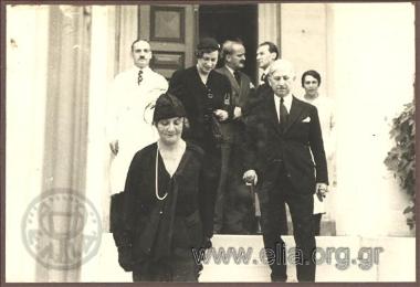 Ο Κώστας Κοτζιάς και οι πριγκήπισσες Μαρία Βοναπάρτη και Ευγενία σε επίσκεψή τους στο Δημοτικό Βρεφοκομείο.