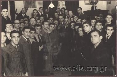 Ο Κ. Κοτζιάς ανάμεσα σε πλήθος ανδρών.