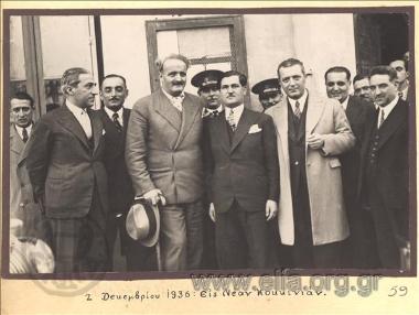 Ο Κ. Κοτζιάς και άνδρες έξω από κτήριο στην Κοκκινιά.