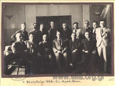 Ο Κ. Κοτζιάς ανάμεσα σε άνδρες σε επίσκεψή του στην Καλλιθέα.