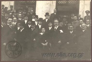 Ο Κ. Κοτζιάς ανάμεσα σε κόσμο κατά την εορτή του Αγίου Σπυρίδωνα στον Πειραιά.