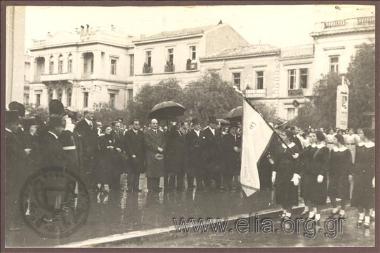Ο Κ. Κοτζιάς παρακολουθεί παρέλαση μαθητριών  κατά την εορτή του Αγίου Σπυρίδωνα στον Πειραιά.