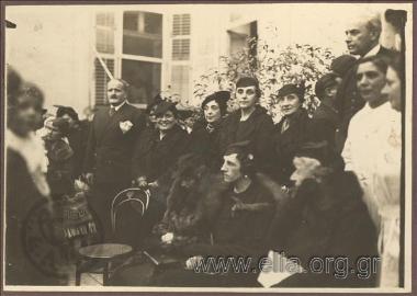 Οι πριγκίπισσες Ειρήνη και Αικατερίνη επισκέπτονται το Δημοτικό Νοσοκομείο. Διακρίνεται ο Κ. Κοτζιάς.