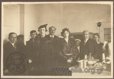Οι πριγκίπισσες Ειρήνη και Αικατερίνη επισκέπτονται το Δημοτικό Νοσοκομείο. Διακρίνεται ο Κ. Κοτζιάς.