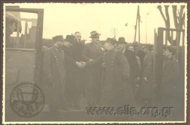 Ο Κ. Κοτζιάς σε σιδηροδρομικό σταθμό, επιστρέφοντας από το ταξίδι του στη Θεσσαλονίκη - Βέρροια - Νάουσα.