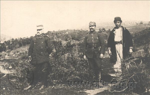Ο στρατηγός Παναγιώτης Δαγκλής μαζί με αξιωματικό και χωρικό, Βαλκανικοί Πόλεμοι.