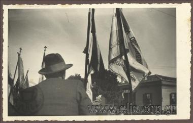 Ο Κ. Κοτζιάς (;) εκφωνεί λόγο από το μπαλκόνι της Νομαρχίας στη Χαλκίδα.