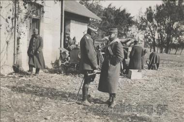 Ο πρίγκιπας Γεώργιος (του Κωνσταντίνου) συνομιλεί με τον επιτελικό (ταγματάρχη) Ιπποκράτη Παπαβασιλείου, Α' Βαλκανικός Πόλεμος.