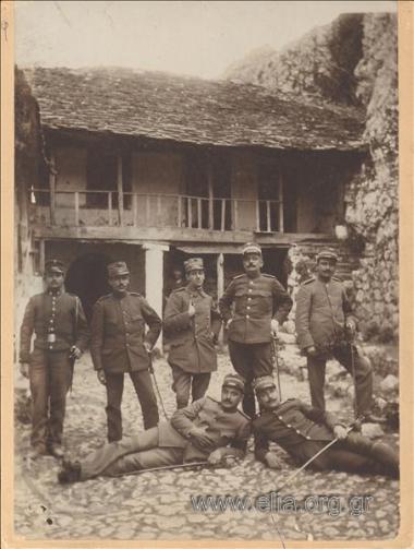 Έλληνες αξιωματικοί στο σπίτι όπου σκοτώθηκε ο Αλή Πασάς.