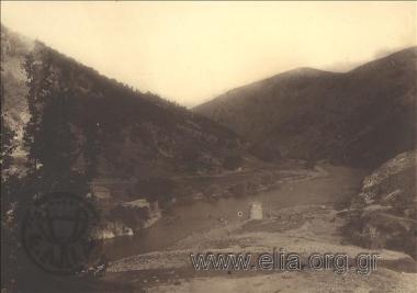 Τα πρώτα έργα κατασκευής της γέφυρας του ποταμού Νέστου. Διακρίνεται ένας στύλος της βάσης.