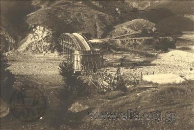 Κατασκευή γέφυρας στον ποταμό Νέστο. Το πρώτο τόξο που συνδέει τη μία όχθη με την κεντρική κολώνα της γέφυρας. Το συνεργείο των εργατών εργάζεται στην κοίτη του ποταμού.