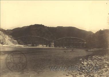 Κατασκευή γέφυρας στον ποταμό Νέστο. Άποψη της γέφυρας με τα δύο της τόξα από την κοίτη του ποταμού.