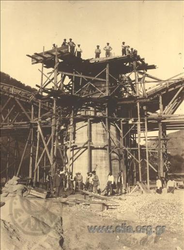 Κατασκευή γέφυρας στον ποταμό Νέστο. Το συνεγείο των εργατών στην κεντρική κολώνα της γέφυρας.