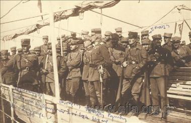 Ο αρχηγός της Στρατιάς Μικράς Ασίας, Αναστάσιος Παπούλας, και επιτελείς επιστρέφουν με πλοίο στη Σμύρνη από το Εσκί Σεχίρ. Διακρίνονται οι αξιωματικοί Καλίνσης, Βενάρδος, Ραγκαβής και Παχούλης.