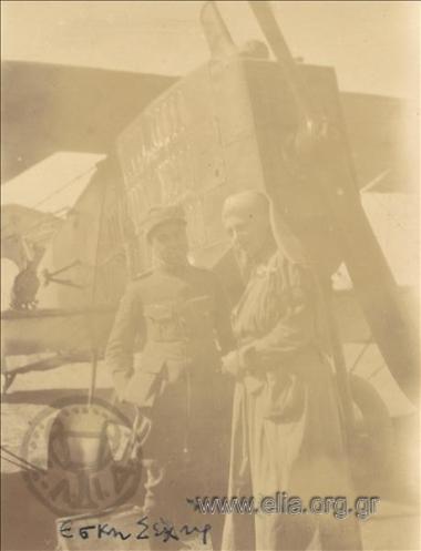 Ο υπολοχαγός Δημήτρης Γεωργόπουλος και η Μάνα του Στρατιώτη, Άννα Παπαδοπούλου-Μελά δίπλα σε αεροπλάνο της Πολεμικής Αεροπορίας. Μικρασιατική εκστρατεία.