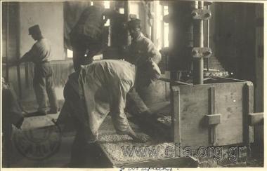 Μακαρονοποιείο του ελληνικού στρατού σε χώρο όπου παλαιότερα στεγαζόταν αρμένικος κινηματογράφος. Στρατιώτης συλλέγει 