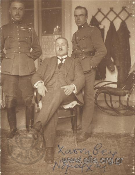 Ο υπολοχαγός Δημήτρης Γεωργόπουλος και αντισυνταγματάρχης ποζάρουν με το νομάρχη Μαγνησίας Χουσνή Bey(;) στο σπίτι του Φίλιππου Νικολαΐδη. Μικρασιατική εκστρατεία.
