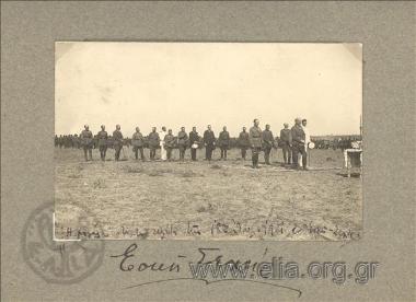 Ο βασιλιάς Κωνσταντίνος, το επιτελείο της στρατιάς και ο πρωθυπουργός Δημήτρης Γούναρης κατά την τελετή της 18ης Ιουλίου.