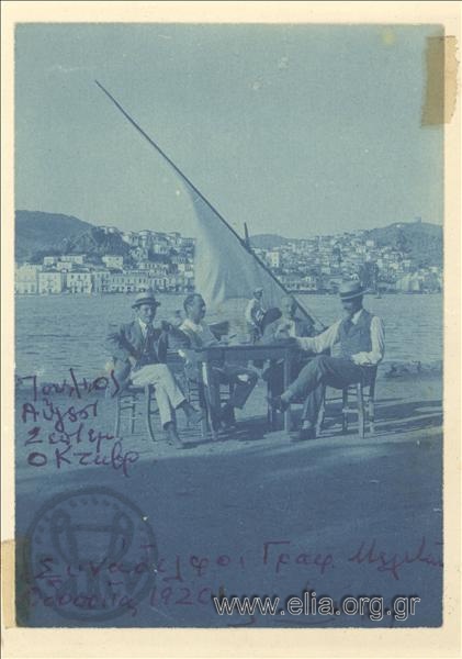 Μέλη του γραφείου μελετών οδοποιίας της ελληνικής στρατιάς(;) σε καφενείο σε λιμάνι. Μικρασιατική εκστρατεία.
