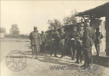 Ο υπαρχηγός του Γενικού Επιτελείου, Πτολεμαίος Σαρηγιάννης συνομιλεί με τον αρχιστράτηγο Αναστάσιο Παπούλα μπροστά σε κτίριο. Παρακολουθούν αξιωματικοί. Μικρασιατική εκστρατεία.