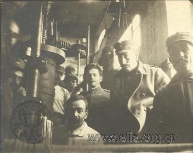 Μέλη του προσωπικού του εργαστηρίου μακαρονοποιίας του ελληνικού στρατού που εγκαταστάθηκε στο χώρο παλιού αρμένικου κινηματογράφου. Μικρασιατική εκστρατεία.