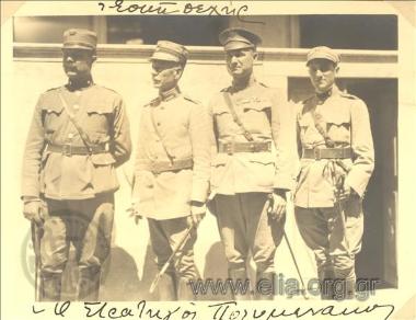 Εικονίζονται από δεξιά προς τα αριστερά: ο υπολοχαγός Γεώργιος Νικολαΐδης-Βούρβαχης, άγγλος αξιωματικός, ο υποστράτηγος Γεώργιος Πολυμενάκος και δίπλα του ο υπασπιστής του.