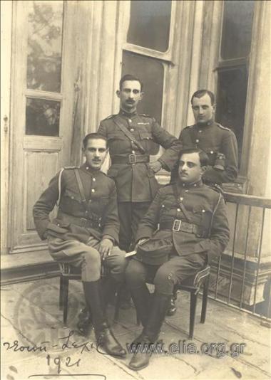 Ο υπολοχαγός πυροβολικού Γεώργιος Νικολαΐδης-Βούρβαχης όρθιος δεξιά με συναδέλφους του.