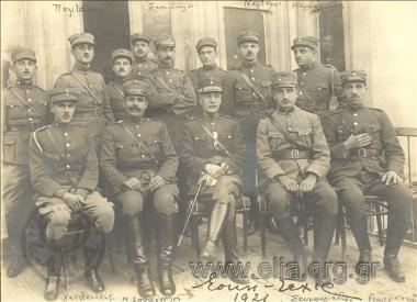 Αναμνηστική φωτογραφία επιτελικών του Γ' Σώματος Στρατού. Καθιστοί από αριστερά Καπετανάκης, Σπυρόπουλος, στο κέντρο ο υποστράτηγος Γεώργιος Πολυμενάκος, Στυμφαλιάδης, Γεωργιάδης. Όρθιοι από αριστερά: Καραχρήστος, Νάλτσας, ο υπολοχαγός πυροβολικού Γεώργιος Νικολαΐδης-Βούρβαχης, Παπαδόπουλος και Πολιτάκης.