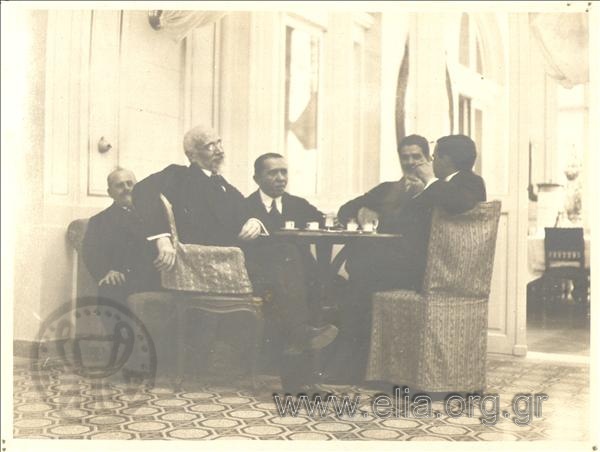 Ο πρωθυπουργός Ελευθέριος Βενιζέλος με τους υπουργούς του Κλ. Μαρκαντωνάκη, Σπυρίδωνα Σϊμο, Ανδρέα Μιχαλακόπουλο και Νικόλαο Πολίτη στο ξενοδοχείο Μεγάλη Βρετανία.