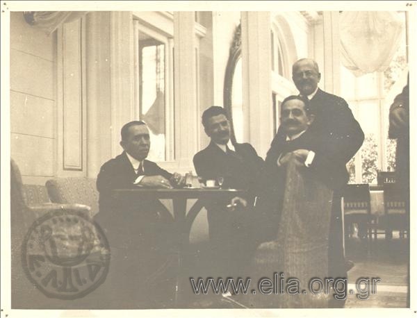 Οι υπουργοί της κυβερνήσεως Ελευθέριου Βενιζέλου, Σπυρίδων Σίμος, Ανδρέας Μιχαλακόπουλος, Νικόλαος Πολίτης και Κλ. Μαρκαντωνάκης στο ξενοδοχείο Μεγάλη Βρετανία.